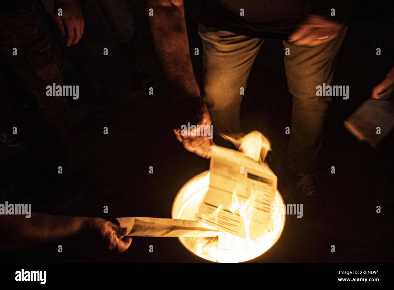 10 settembre 2022, roma, Italia: Durante la processione di Fabrizio Ceruso, ucciso dalla polizia 48 anni fa durante una manifestazione, le bollette elettriche vengono bruciate. Una volta già, la gente ha smesso di pagare l'importo richiesto, pagando solo il diritto. Oggi sono pronto a farlo di nuovo senza aumentare i salari e abbassare i prezzi (Credit Image: © Elisa Bianchini/Pacific Press via ZUMA Press Wire) Foto Stock