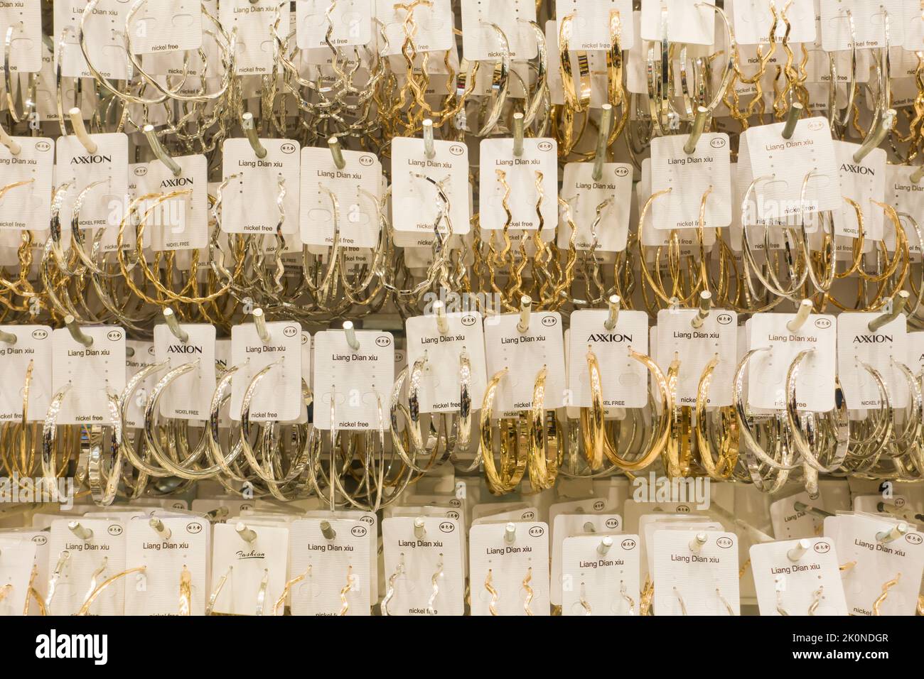 Istanbul, Turchia - 13 marzo 2022: Gioielli in oro e argento in una gioielleria. Amuleti e talismani Foto Stock