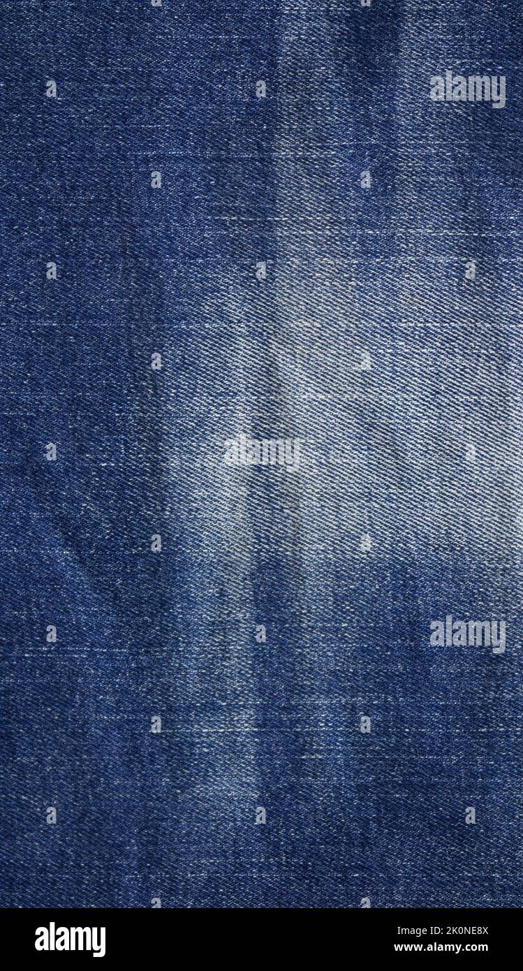 Foto verticale di tessuto jeans blu scuro Foto Stock