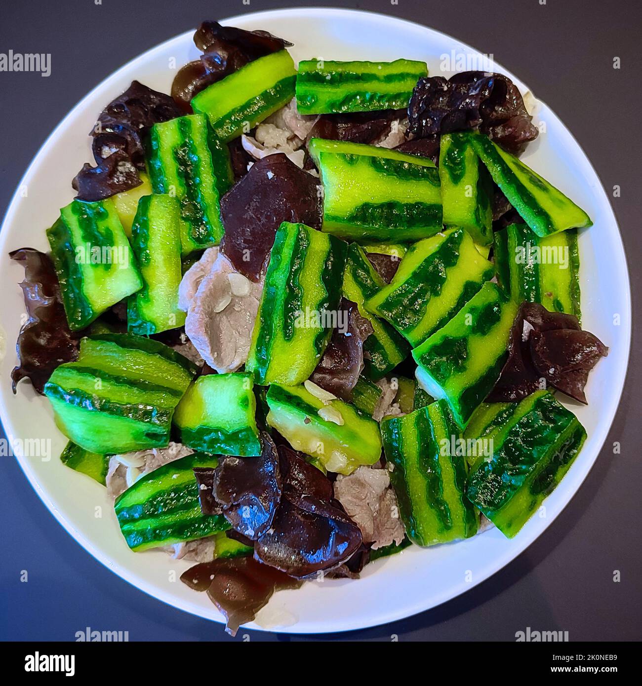 Cucina cinese - Luffa zucca soffriggere con maiale e funghi neri secchi Foto Stock