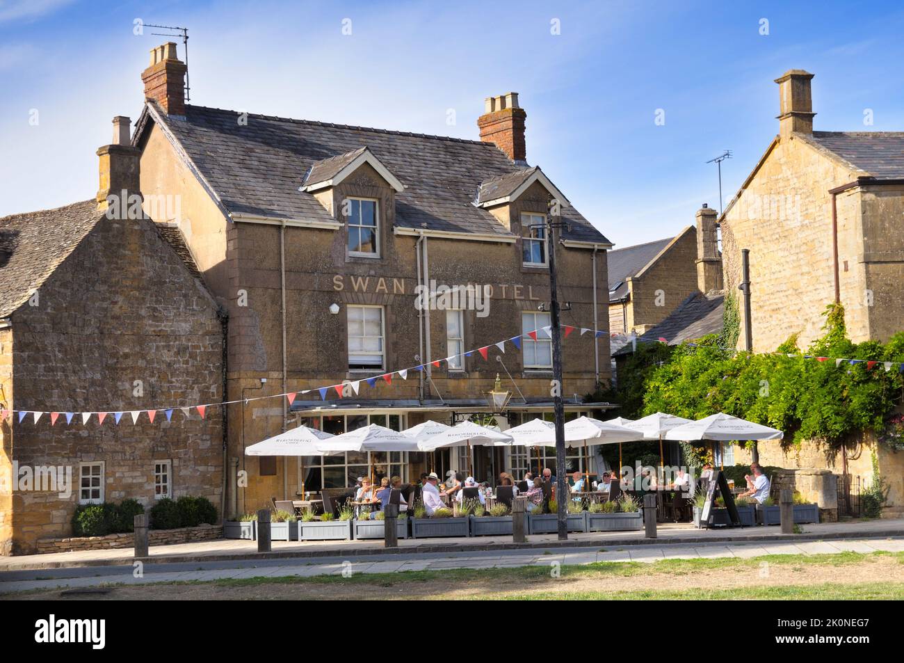 The Swan, un popolare pub e ristorante moderno nel pittoresco villaggio di Cotswold a Broadway, Cotswolds, Worcestershire, Inghilterra, Regno Unito Foto Stock