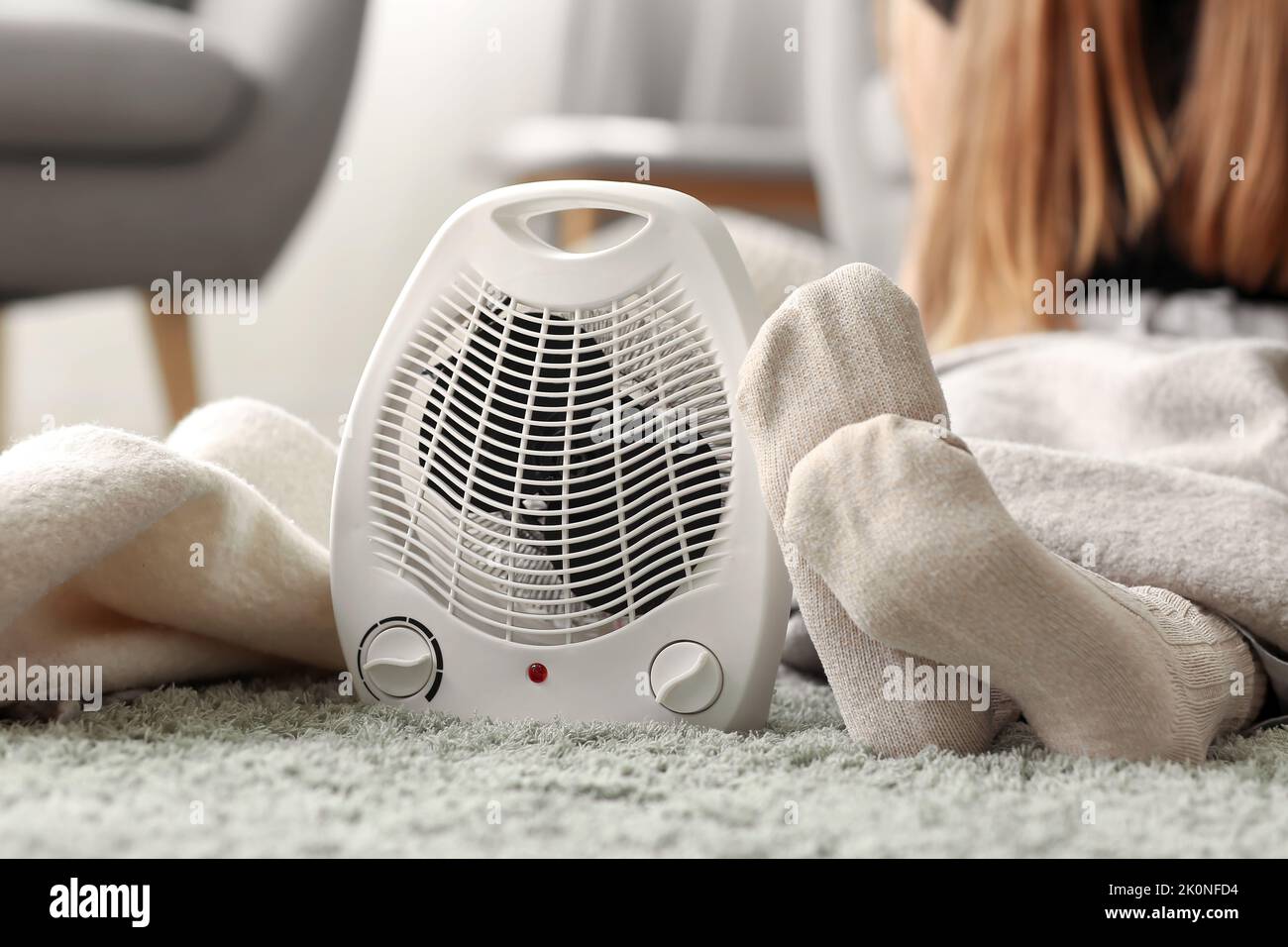 Stufa elettrica a ventola e donna in calze calde a casa, primo piano Foto  stock - Alamy