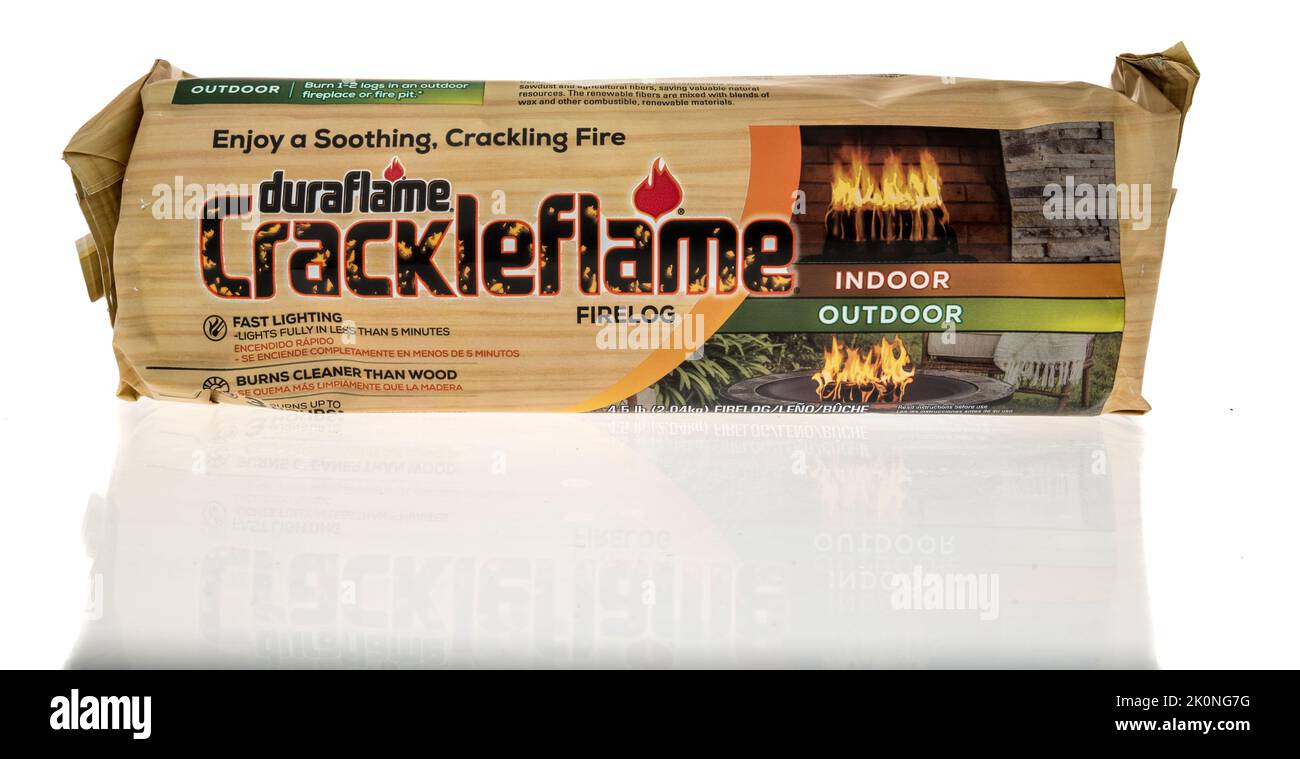 Winneconne, WI - 10 luglio 22: Un pacchetto di Duraflame crackleflame crackling firelog per uso interno ed esterno su uno sfondo isolato. Foto Stock