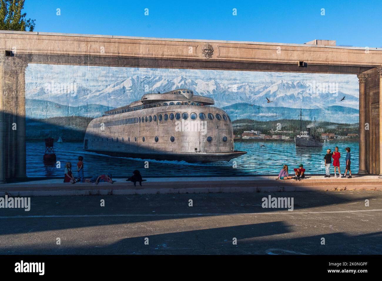 Port Angeles, WA USA - 1 agosto 2022: Un murale bellissimo raffigurante il traghetto MV Kalakala e le persone che si godono il lungomare Foto Stock