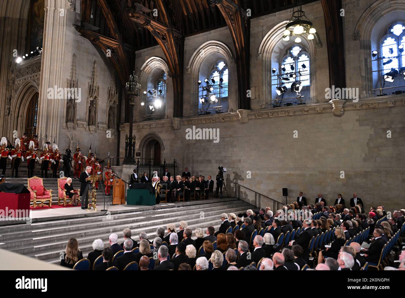 (220912) -- LONDRA, 12 settembre 2022 (Xinhua) -- il re britannico Carlo III (sul podio) consegna il suo primo discorso al parlamento nella Westminster Hall di Londra, Gran Bretagna, 12 settembre 2022. Il re britannico Carlo III disse che sentiva "il peso della storia" e giurò di seguire l'esempio di sua madre, la regina Elisabetta II, nel suo primo discorso al parlamento di lunedì. (Jessica Taylor/UK Parliament/Handout via Xinhua) HOC CREDITO OBBLIGATORIO: UK Parliament/Jessica Taylor Foto Stock