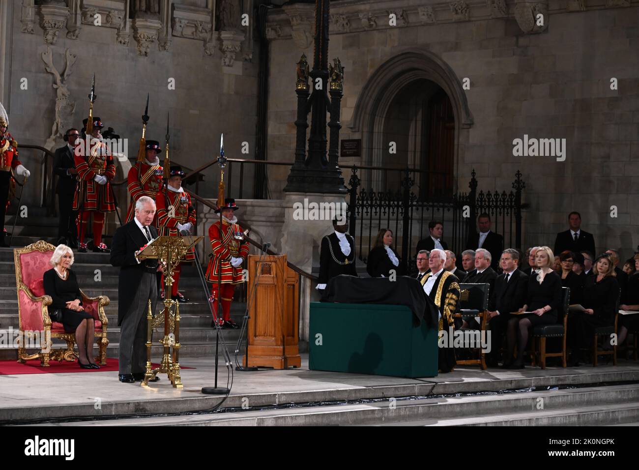 (220912) -- LONDRA, 12 settembre 2022 (Xinhua) -- il re britannico Carlo III (L, davanti) consegna il suo primo discorso al parlamento nella Westminster Hall di Londra, in Gran Bretagna, 12 settembre 2022. Il re britannico Carlo III disse che sentiva "il peso della storia" e giurò di seguire l'esempio di sua madre, la regina Elisabetta II, nel suo primo discorso al parlamento di lunedì. (Jessica Taylor/UK Parliament/Handout via Xinhua) HOC CREDITO OBBLIGATORIO: UK Parliament/Jessica Taylor Foto Stock