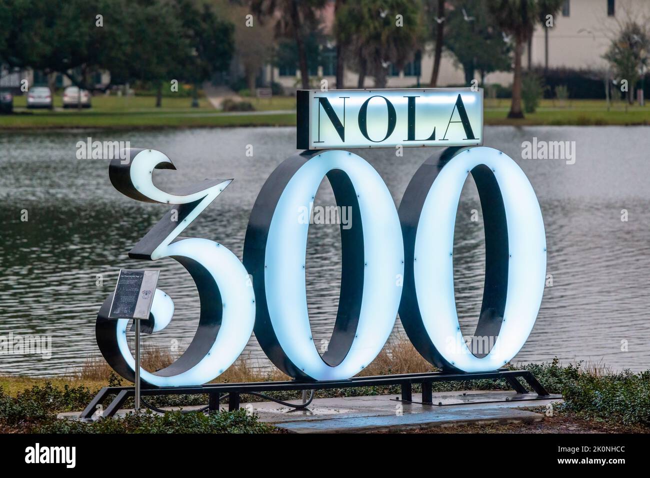 NEW ORLEANS, LA, USA - 25 NOVEMBRE 2018: NOLA 300 segno che rappresenta il Tricentenario di New Orleans in City Park al crepuscolo Foto Stock
