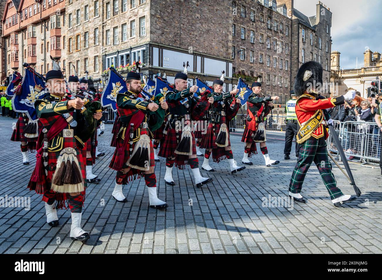 Edimburgo, Regno Unito. 12th Set, 2022. I membri di una band scozzese che si è diretto alla cattedrale di St Giles a Edimburgo prima dell'arrivo della bara di sua Maestà la Regina Elisabetta II lunedì 12 settembre 2022. La caffetteria della Regina rimarrà alla Cattedrale di St Giles per 24 ore, consentendo ai membri del pubblico di pagare i loro rispetti prima di intraprendere il suo viaggio finale attraverso la Scozia. Photo by UK Ministry of Defense/UPI Credit: UPI/Alamy Live News Foto Stock