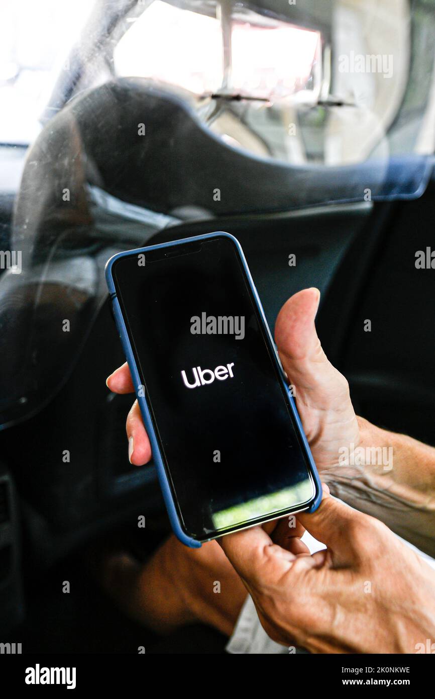 Parigi, Francia. Settembre, 12, 2022, l'illustrazione mostra una persona che controlla l'applicazione di trasporto Uber con il logo su uno smartphone in un taxi Uber (taxi) il 12 settembre 2022 a Parigi, Francia. 'Uber Files' indagine esposta nel mese di luglio attraverso documenti interni trapelati come l'azienda ha eluso le normative e si è avvicinato ai legislatori, Come ha ampliato i suoi servizi in tutta Europa. Foto Stock