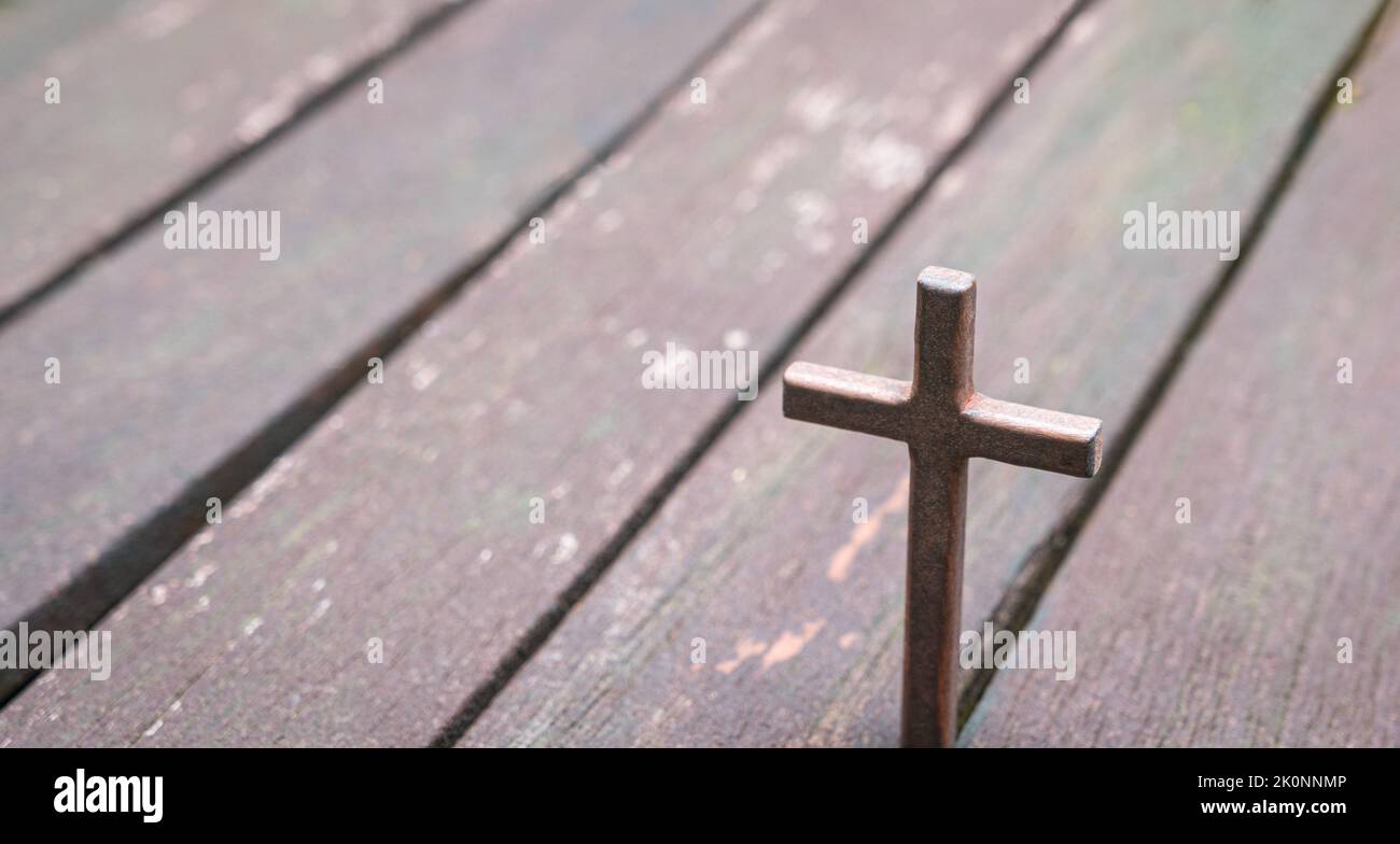 Croce con sfondo di legno tavola. Venerdì Santo o concetto di cristianesimo. Foto Stock