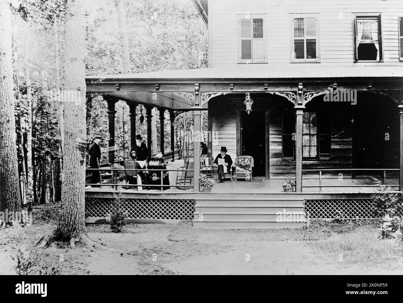 Ultima fotografia scattata del presidente Ulysses S. Grant sul suo portico estivo. Appena quattro giorni prima della sua morte. Sono presenti anche i dottori Douglas e Shrady e la signora Grant Foto Stock