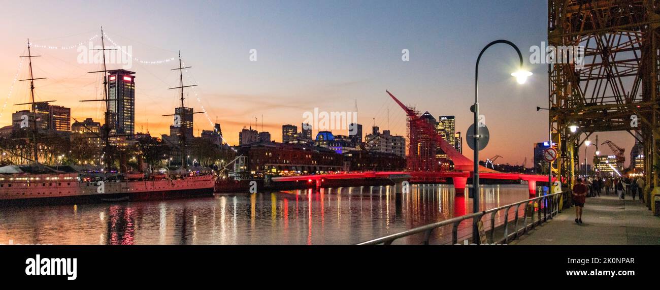Ponte della donna e Frigate Sarmiento al crepuscolo. Puerto Madero, Buenos Aires, Argentina Foto Stock
