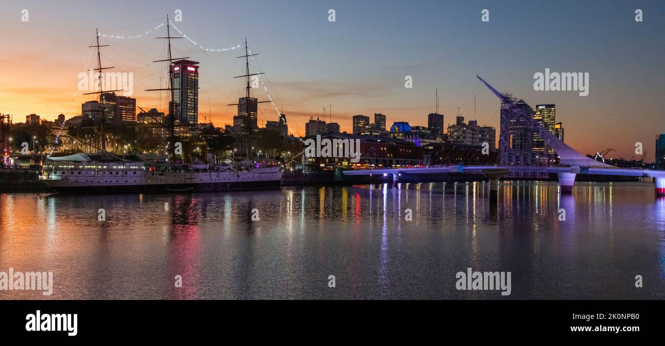 Ponte della donna e Frigate Sarmiento al crepuscolo. Puerto Madero, Buenos Aires, Argentina Foto Stock
