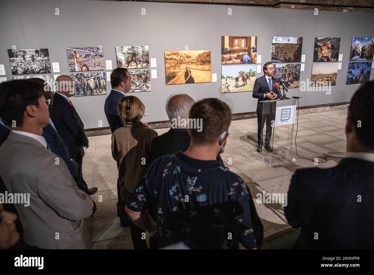 Istanbul, Turchia, 12/09/2022, il direttore generale dell'Agenzia Anadolu, Serdar Karagoz, ha tenuto un discorso di apertura durante la mostra Istanbul Photo Awards 2022. Istanbul Photo Awards 2022 Mostra al Mimar Sinan fine Arts University Tophane-i Amire Culture and Art Center, presso l'edificio Single Dome, con la partecipazione del direttore generale dell'Agenzia Anadolu, Serdar Karagoz, dopo il discorso di apertura, Mimar Sinan fine Arts University Rettore Prof. Dr. Handan ?nci Elci aperto con la presenza di Beyoglu Mayor Haydar Ali Yildiz e ospiti. Le pluripremiate fotografie saranno aperte ai visitatori fino alla fine di S. Foto Stock