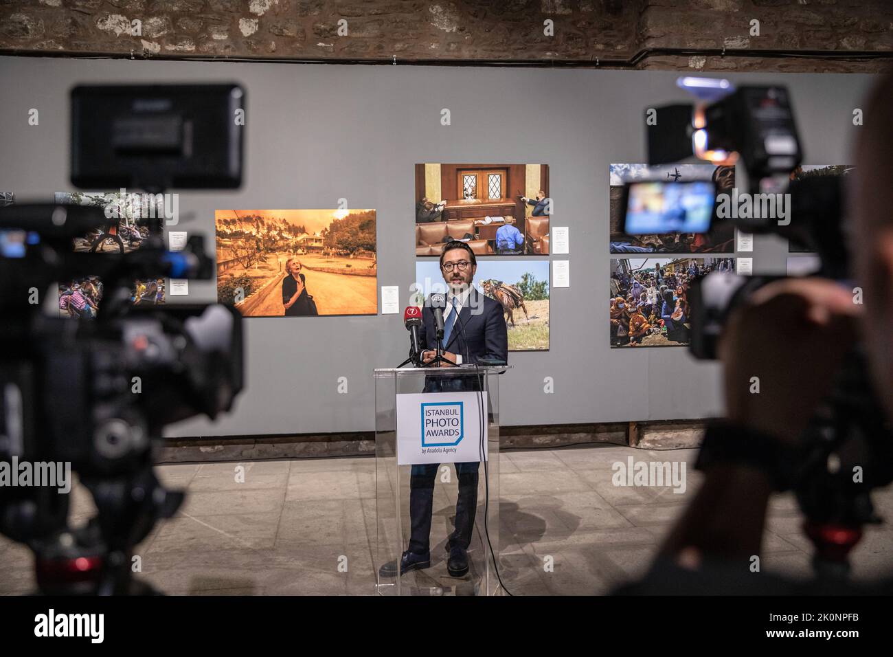 Istanbul, Turchia, 12/09/2022, il direttore generale dell'Agenzia Anadolu, Serdar Karagoz, ha tenuto un discorso di apertura durante la mostra Istanbul Photo Awards 2022. Istanbul Photo Awards 2022 Mostra al Mimar Sinan fine Arts University Tophane-i Amire Culture and Art Center, presso l'edificio Single Dome, con la partecipazione del direttore generale dell'Agenzia Anadolu, Serdar Karagoz, dopo il discorso di apertura, Mimar Sinan fine Arts University Rettore Prof. Dr. Handan ?nci Elci aperto con la presenza di Beyoglu Mayor Haydar Ali Yildiz e ospiti. Le pluripremiate fotografie saranno aperte ai visitatori fino alla fine di S. Foto Stock