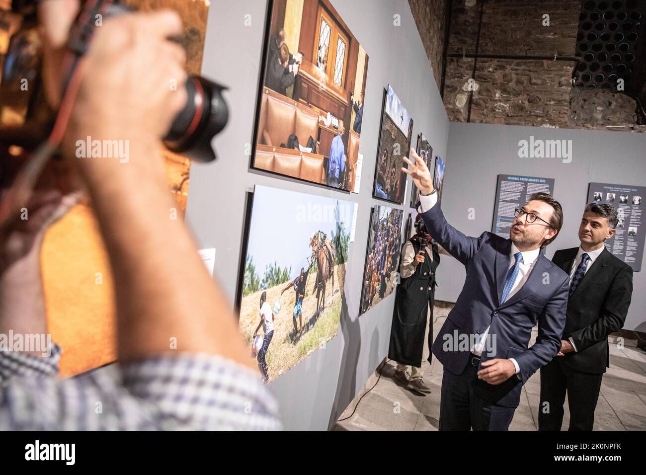 Istanbul, Turchia, 12/09/2022, Serdar Karagoz (a sinistra), General Manager dell'Agenzia Anadolu e Firat Yurdakul (a destra), Visual News Editor dell'Agenzia Anadolu (a destra), hanno descritto una fotografia alla mostra Istanbul Photo Awards 2022. Istanbul Photo Awards 2022 Mostra al Mimar Sinan fine Arts University Tophane-i Amire Culture and Art Center, presso l'edificio Single Dome, con la partecipazione del direttore generale dell'Agenzia Anadolu, Serdar Karagoz, dopo il discorso di apertura, Mimar Sinan fine Arts University Rettore Prof. Dr. Handan ?nci Elci aperto con la presenza di Beyoglu Mayor Haydar Ali Yildiz e ospiti. Foto Stock