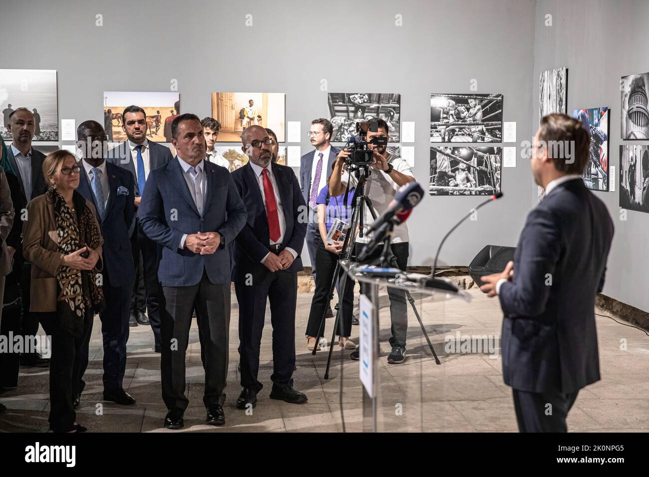 Istanbul, Turchia, 12/09/2022, il direttore generale dell'Agenzia Anadolu, Serdar Karagoz, ha tenuto un discorso di apertura durante la mostra Istanbul Photo Awards 2022. Istanbul Photo Awards 2022 Mostra al Mimar Sinan fine Arts University Tophane-i Amire Culture and Art Center, presso l'edificio Single Dome, con la partecipazione del direttore generale dell'Agenzia Anadolu, Serdar Karagoz, dopo il discorso di apertura, Mimar Sinan fine Arts University Rettore Prof. Dr. Handan ?nci Elci aperto con la presenza di Beyoglu Mayor Haydar Ali Yildiz e ospiti. Le pluripremiate fotografie saranno aperte ai visitatori fino alla fine di S. Foto Stock