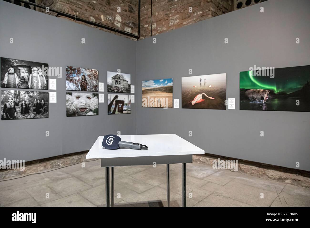 Nella sala espositiva, un microfono visto su un tavolo, e le fotografie sono in mostra. Istanbul Photo Awards 2022 Mostra al Mimar Sinan fine Arts University Tophane-i Amire Culture and Art Center, presso l'edificio Single Dome, con la partecipazione del direttore generale dell'Agenzia Anadolu, Serdar Karagoz, dopo il discorso di apertura, Mimar Sinan fine Arts University Rettore Prof. Dr. Handan ?nci Elci aperto con la presenza di Beyoglu Mayor Haydar Ali Yildiz e ospiti. Le pluripremiate fotografie saranno aperte ai visitatori fino alla fine di settembre. (Foto di Onur Dogman/SOPA Images/Sipa USA) Foto Stock