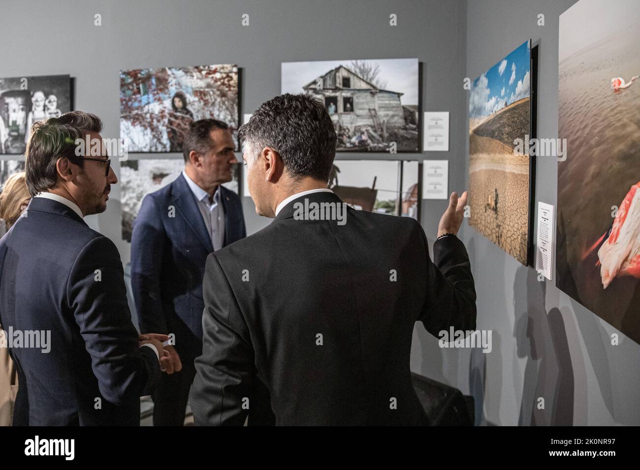 Anadolu Agency Visual News Editor Firat Yurdakul (a destra) visto fornendo informazioni sulle fotografie in mostra. Istanbul Photo Awards 2022 Mostra al Mimar Sinan fine Arts University Tophane-i Amire Culture and Art Center, presso l'edificio Single Dome, con la partecipazione del direttore generale dell'Agenzia Anadolu, Serdar Karagoz, dopo il discorso di apertura, Mimar Sinan fine Arts University Rettore Prof. Dr. Handan ?nci Elci aperto con la presenza di Beyoglu Mayor Haydar Ali Yildiz e ospiti. Le pluripremiate fotografie saranno aperte ai visitatori fino alla fine di settembre. (Foto di Onur Dogman/S Foto Stock