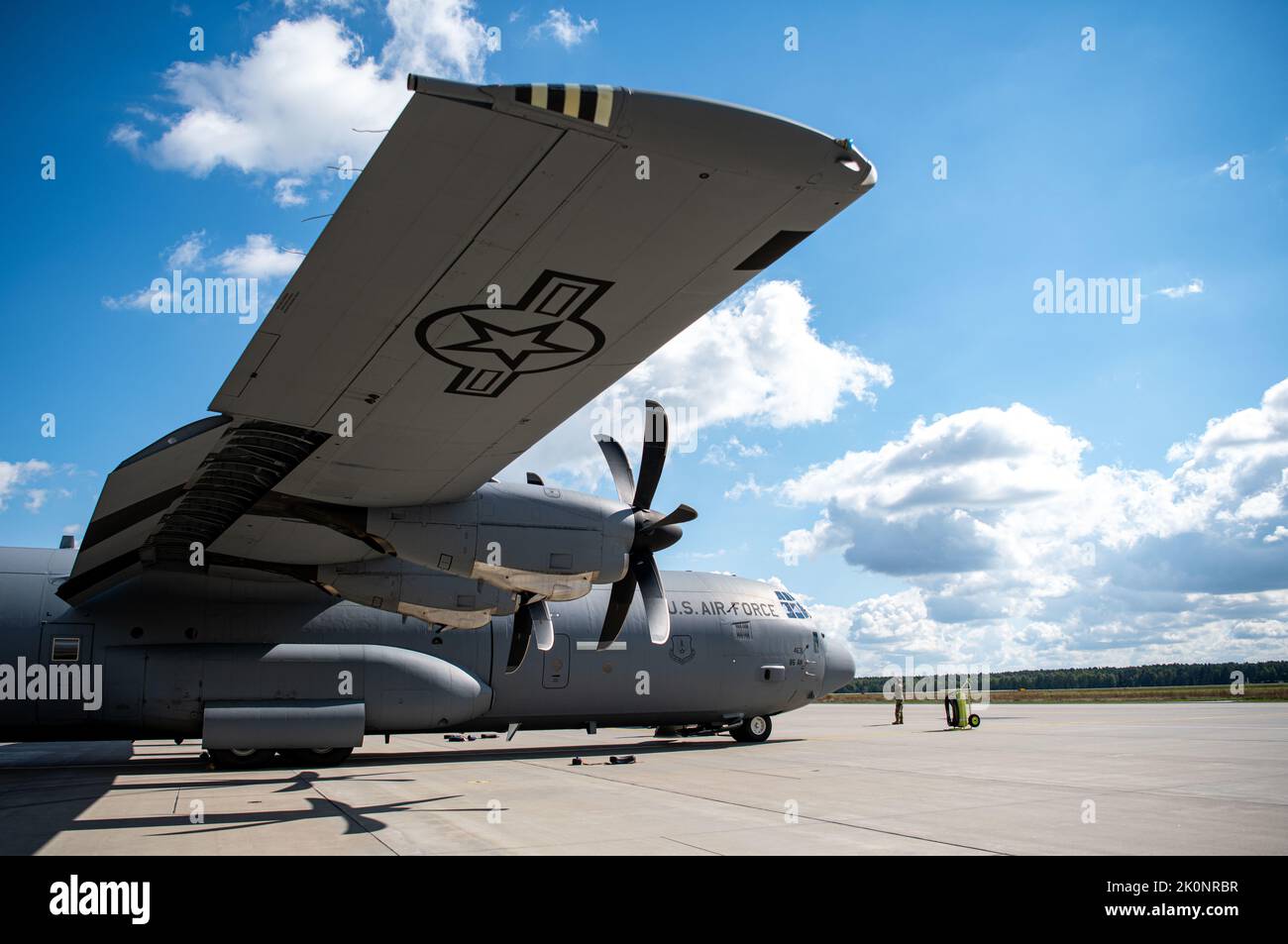 Un aereo C-130J Super Hercules assegnato alla 86th Airlift Wing, Ramstein Air base, Germania, è parcheggiato presso la 33rd Air base, Podwitz, Polonia, 12 settembre 2022. L'aeromobile e i suoi passeggeri parteciperanno all'addestramento Aviation distaccation Rotation 22-4 (ADR 22-4). Gli ADR sono esercitazioni e implementazioni di formazione bilaterali progettate per migliorare l'interoperabilità dei partner, mantenere la disponibilità congiunta e assicurare i nostri alleati regionali. (STATI UNITI Air Force foto di staff Sgt. Gabrielle Spading) Foto Stock