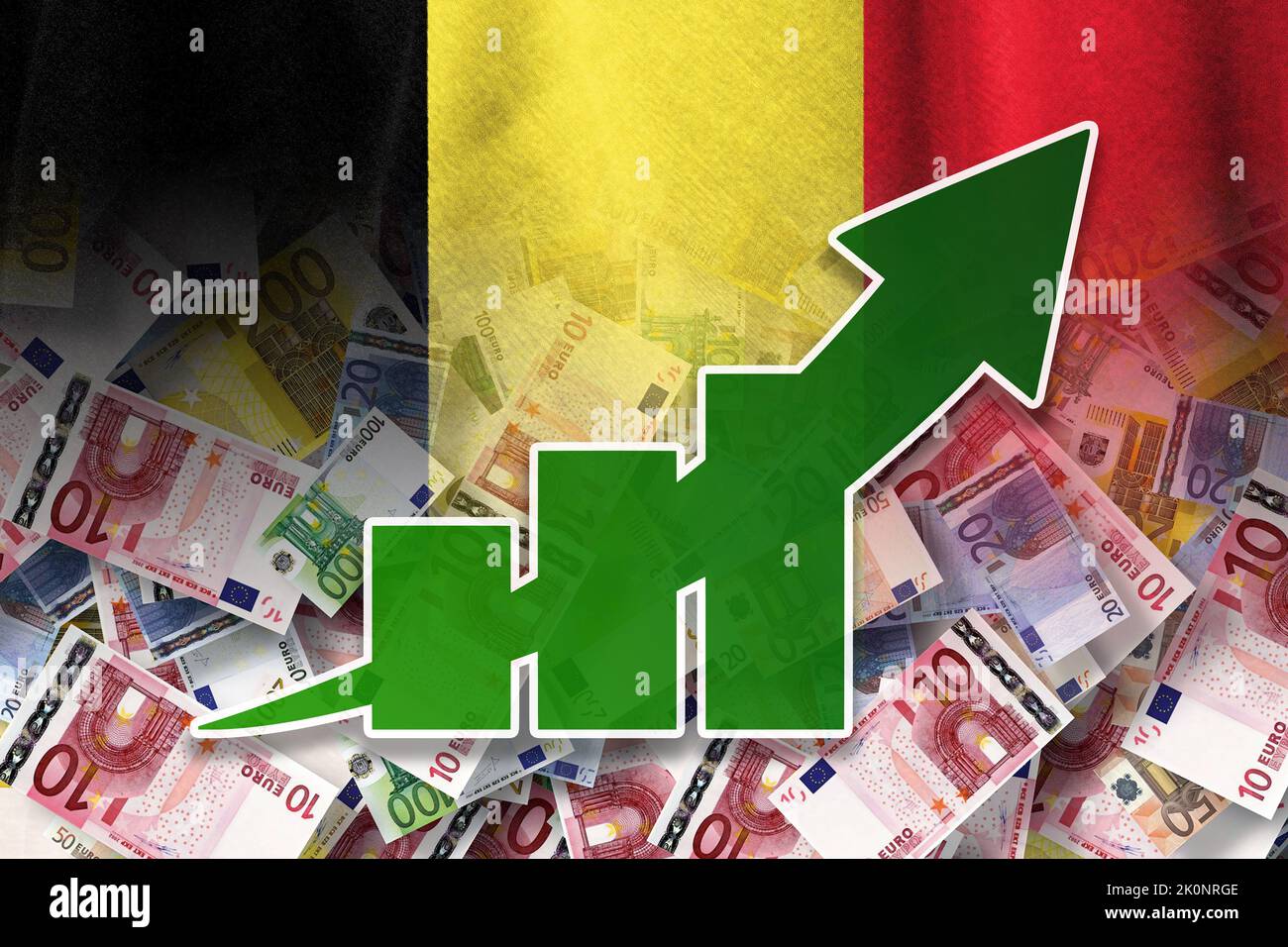 Grafico dell'economia: Freccia in aumento, banconote in euro in contanti e bandiera del Belgio (moneta, economia, affari, finanza, crisi) Foto Stock
