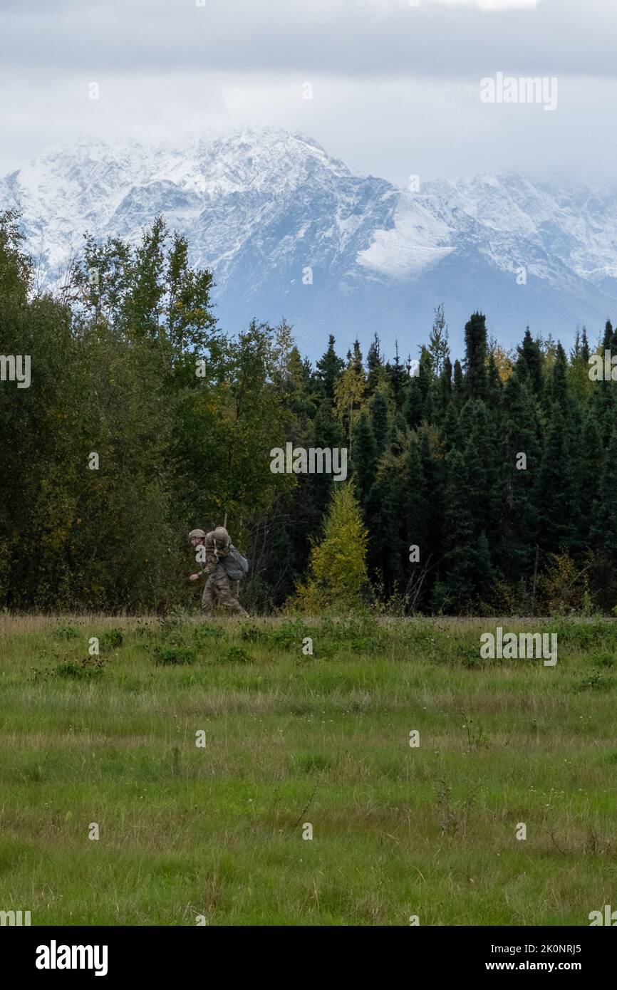 Il 9 settembre i paracadutisti di 6th Brigade Engineer Battalion, 2nd Brigade Combat Team (Airborne), 11th Airborne Division eseguono un salto in aereo sulla Malemute Drop zone, Joint base Elmendorf-Richardson. Operazioni aeree come questa aiutano 6 BEB a mantenere le competenze e a sostenere gli obiettivi strategici generali della divisione aerea 11th e, in ultima analisi, della strategia artica dell'esercito. Foto Stock