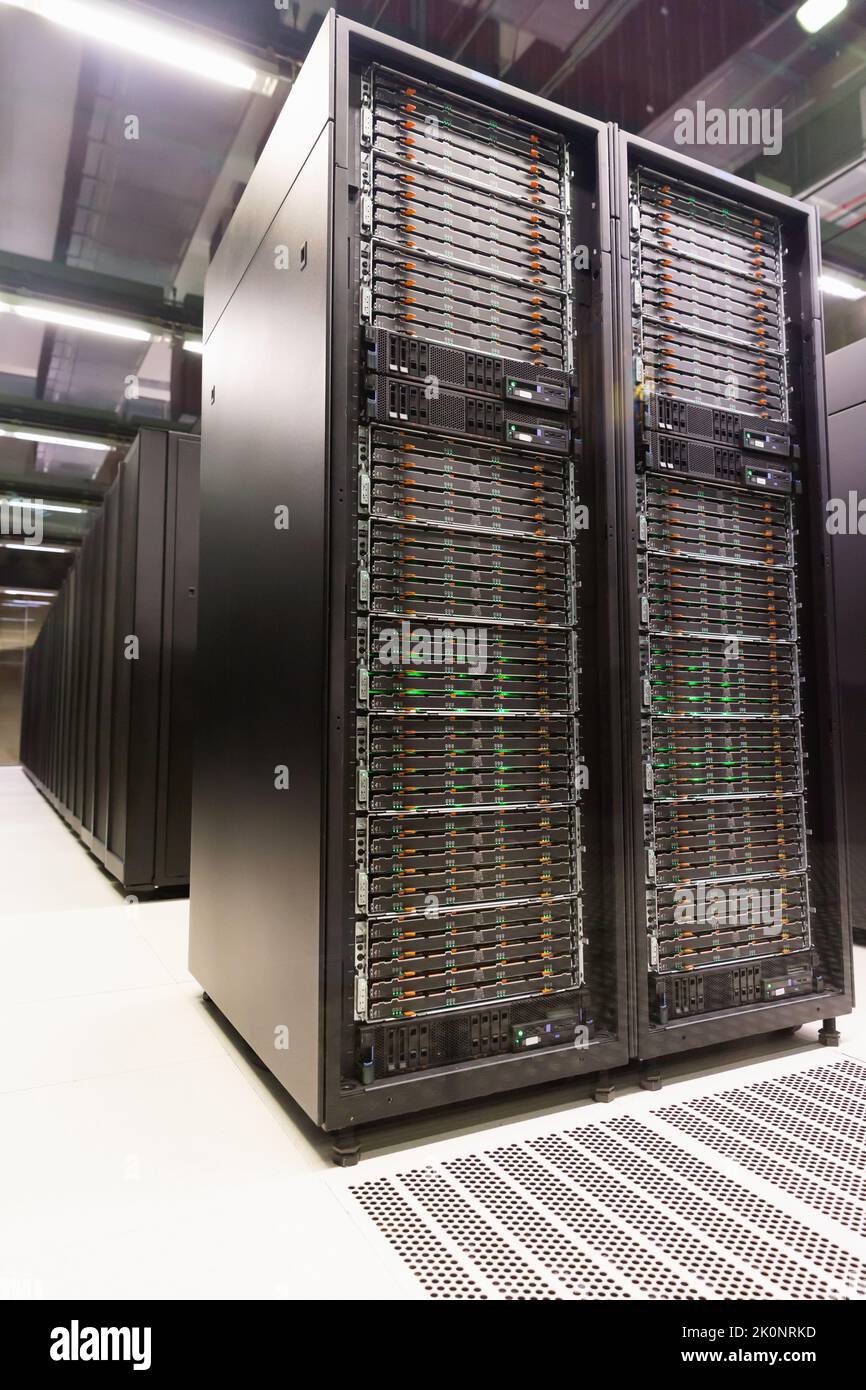 Sala server nel data center Foto Stock