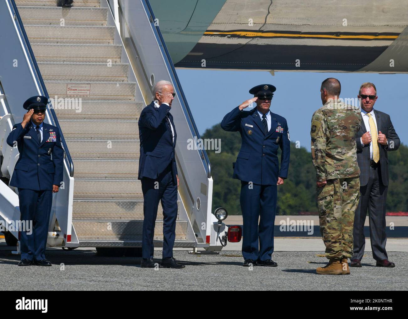 Il col. Matt Husemann, a destra, 436th Airlift Wing Commander, rende un saluto al presidente Joe Biden quando arriva a dover Air Force base, Delaware, 9 settembre 2022. Foto Stock