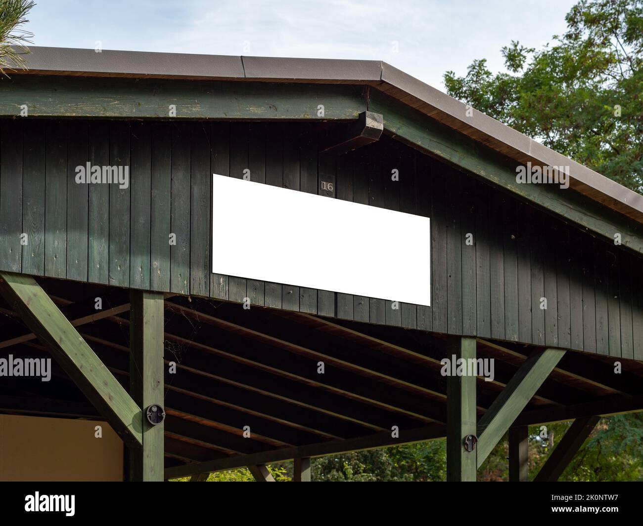 Bianco nome azienda segno scheda modello su una casa di legno. Mockup per un logo aziendale su un esterno della casa. Facciata dell'edificio con pubblicità. Foto Stock