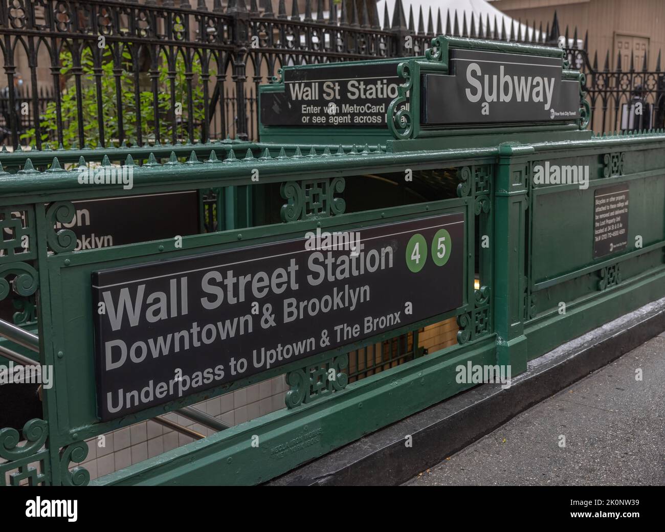 NEW YORK, N.Y. – 11 settembre 2022: Un ingresso della metropolitana di Wall Street Station è visto a Lower Manhattan. Foto Stock