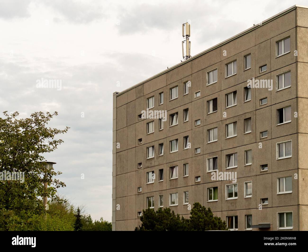 WBS 70 edificio di appartamenti in Sassonia. Architettura costruita nella Repubblica democratica tedesca di fronte ad un cielo sovrastato. Casa in costruzione di lastre. Foto Stock