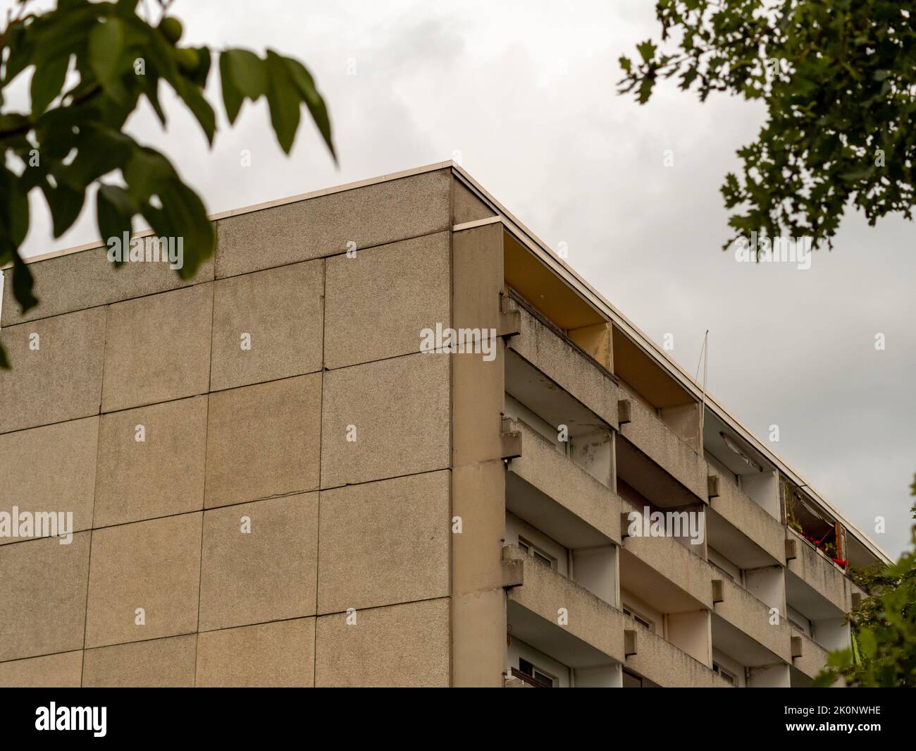 WBS 70 edificio di appartamenti in Sassonia. Architettura costruita nella Repubblica democratica tedesca di fronte ad un cielo sovrastato. Casa in costruzione di lastre. Foto Stock