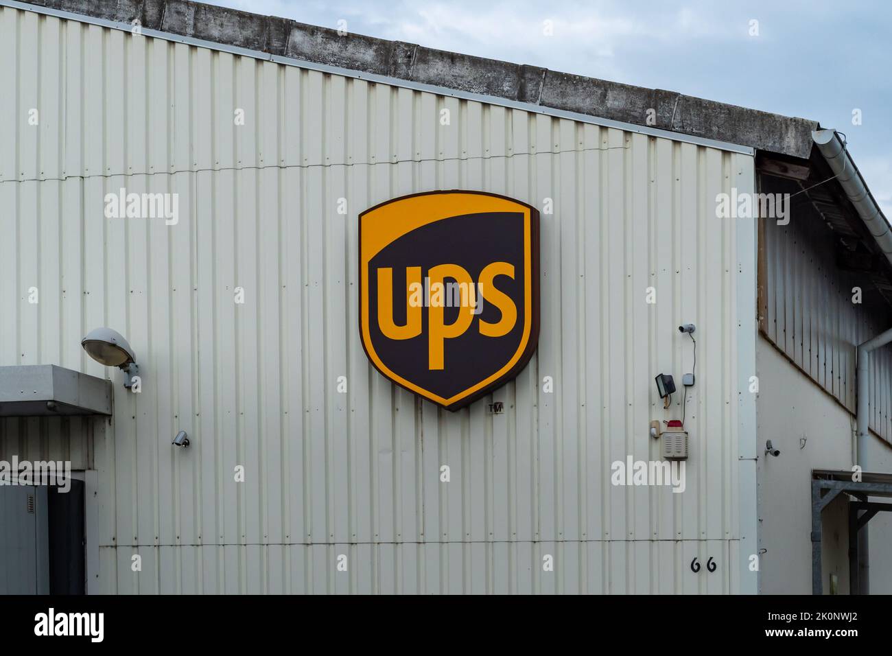 UPS Center con logo aziendale. Segno del servizio United Parcel su una parete. Facciata di una casa industriale con un esterno in lamiera metallica. Foto Stock