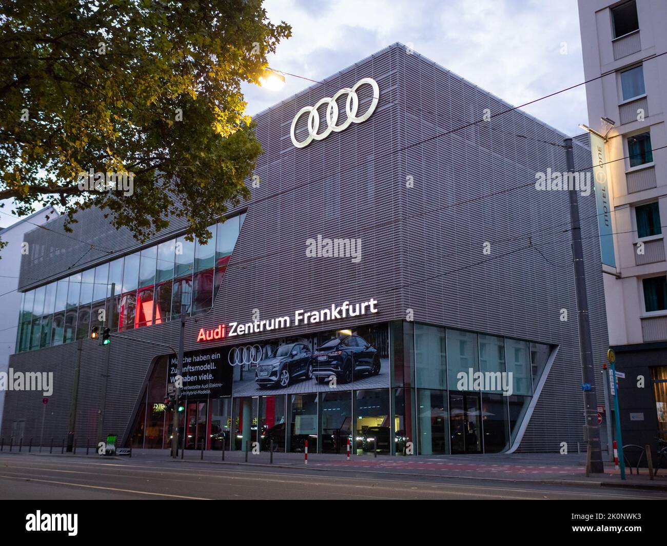 Audi Zentrum Frankfurt edificio del concessionario tedesco di automobili. Un grande logo Audi illuminato si trova sulla parete esterna. Design architettonico moderno in città. Foto Stock