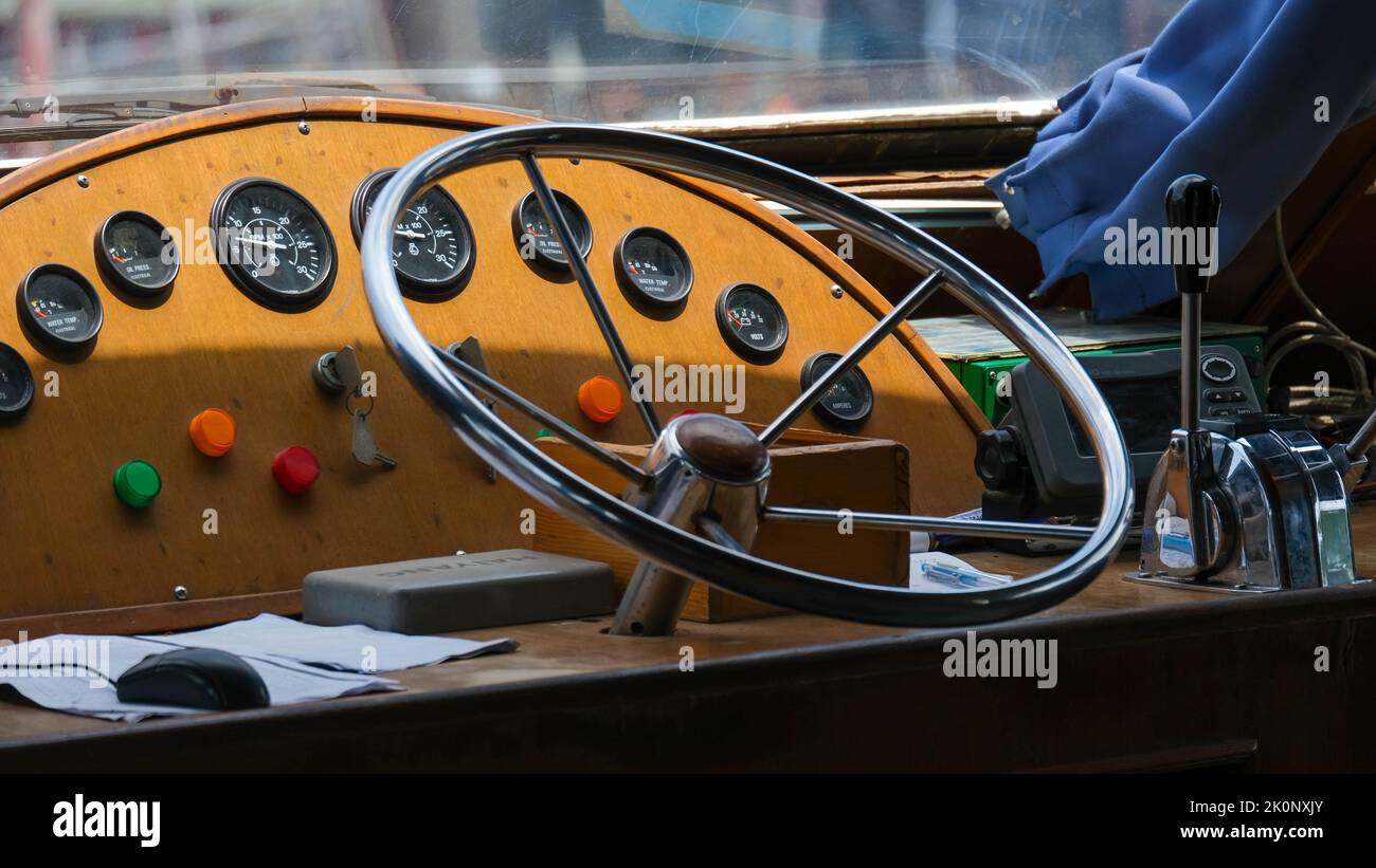 Volante nella cabina del capitano di una grande barca o traghetto. All'interno della cabina del capitano. Trasporto e concetto di viaggio Foto Stock