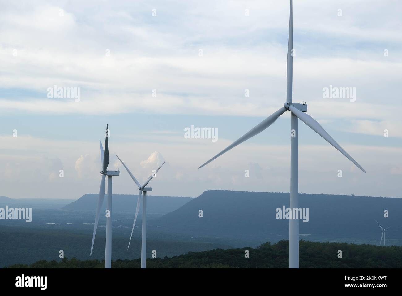 Mulino a vento per la produzione di energia elettrica con splendidi paesaggi e cielo blu per generare energia verde rinnovabile pulita per lo sviluppo sostenibile. Foto Stock