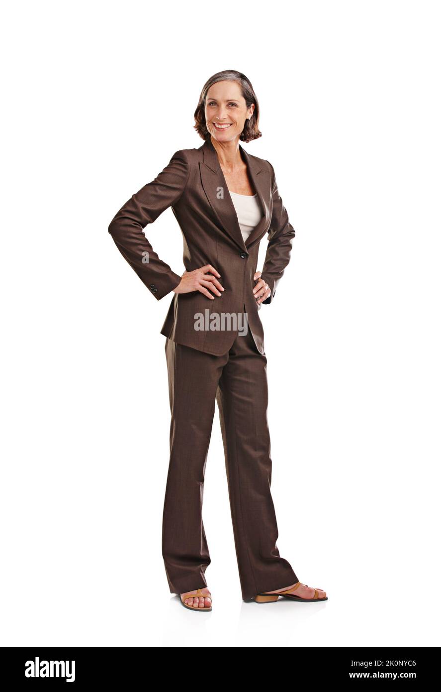 Elegante e senza sforzo. Ritratto completo di una donna matura attraente in abbigliamento da lavoro in studio. Foto Stock