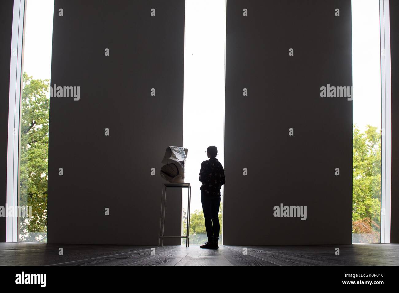 Magdeburgo, Germania. 12th Set, 2022. Una donna guarda le opere d'arte esposte nella nuova estensione del Museo d'Arte del Monastero di Unser Lieben Frauen. Il museo d'arte di Magdeburgo Kloster Unser Lieben Frauen ha completato la sua ristrutturazione e avrà più spazio per la presentazione della sua collezione in futuro. Nel corso di ampi lavori di ristrutturazione, è stato costruito un annesso sopra l'ala nord, ha annunciato il museo. Inoltre, la chiesa del monastero medievale è stata completamente rinnovata. Credit: Klaus-Dietmar Gabbert/dpa/Alamy Live News Foto Stock