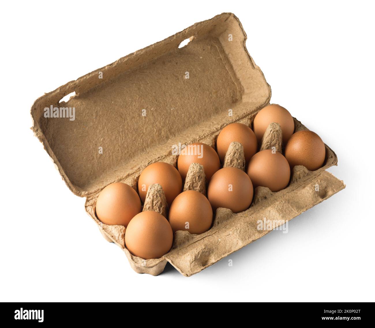 uova fresche di pollo marrone in una scatola di uova che ha fatto di materiali riciclati, isolato su sfondo bianco, sano concetto di cibo biologico Foto Stock