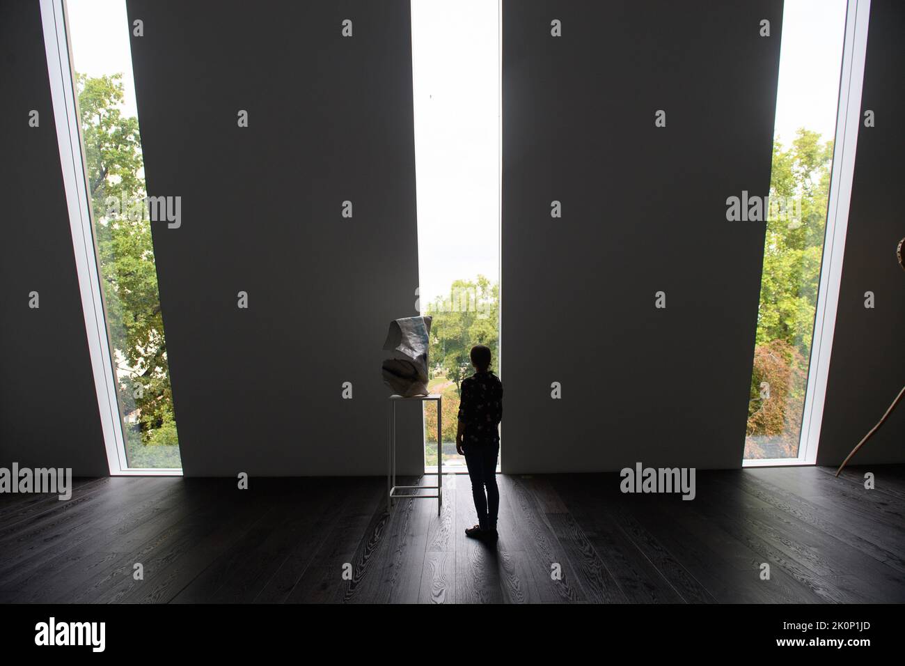 Magdeburgo, Germania. 12th Set, 2022. Una donna guarda le opere d'arte esposte nella nuova estensione del Museo d'Arte del Monastero di Unser Lieben Frauen. Il museo d'arte di Magdeburgo Kloster Unser Lieben Frauen ha completato la sua ristrutturazione e avrà più spazio per la presentazione della sua collezione in futuro. Nel corso di ampi lavori di ristrutturazione, è stato costruito un annesso sopra l'ala nord, ha annunciato il museo. Inoltre, la chiesa del monastero medievale è stata completamente rinnovata. Credit: Klaus-Dietmar Gabbert/dpa/Alamy Live News Foto Stock