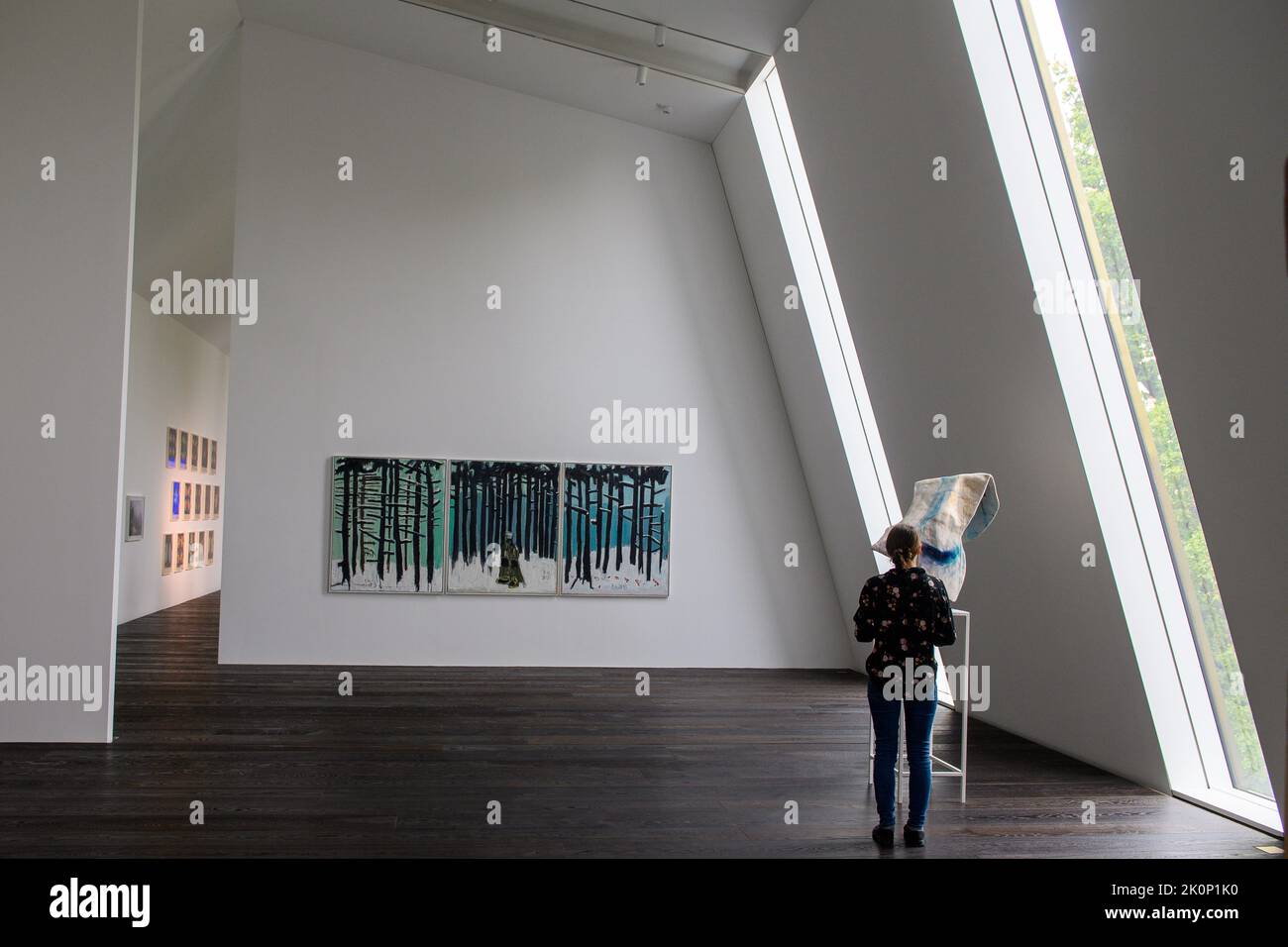 Magdeburgo, Germania. 12th Set, 2022. Una donna guarda le opere d'arte esposte nella nuova estensione del Museo d'Arte del Monastero di Unser Lieben Frauen. Il museo d'arte di Magdeburgo Kloster Unser Lieben Frauen ha completato la sua ristrutturazione e avrà più spazio per la presentazione della sua collezione in futuro. Nel corso di ampi lavori di ristrutturazione, è stato costruito un annesso sopra l'ala nord, ha annunciato il museo. Inoltre, la chiesa del monastero medievale è stata completamente rinnovata. Credit: Klaus-Dietmar Gabbert/dpa/Alamy Live News Foto Stock