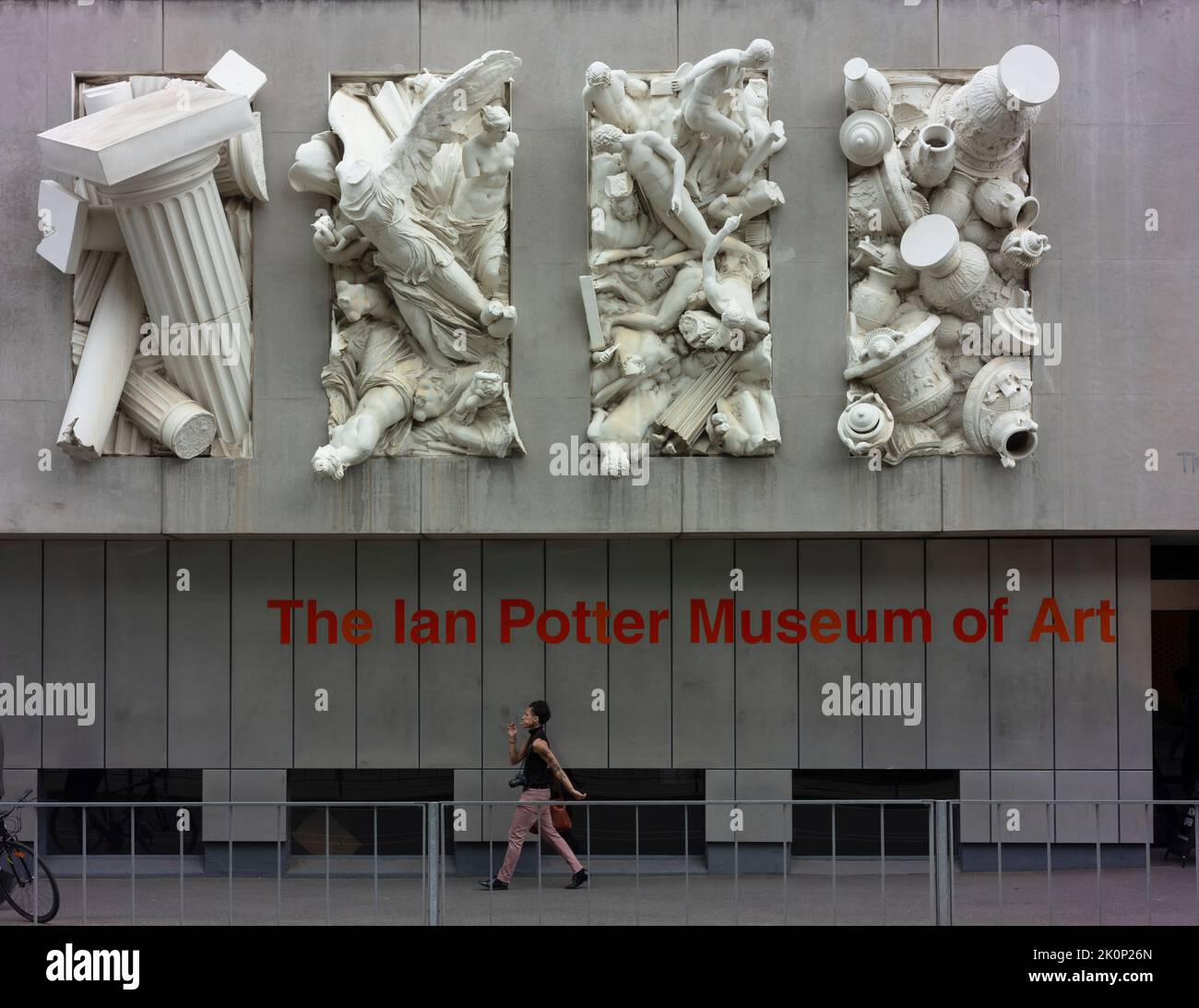 Una donna passa davanti al Museo d'Arte di Ian Potter Foto Stock