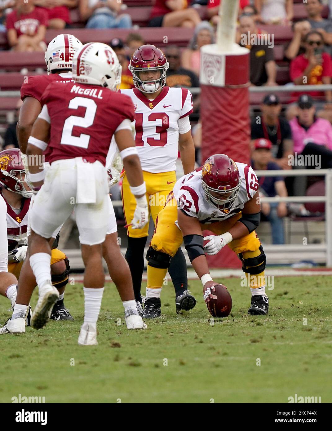Il quarterback dei Southern California Trojans Caleb Williams (13) e l'offensive lineman Brett Neilon (62) giocheranno durante il primo tempo di una partita di football universitario della NCAA, sabato 10 settembre 2022, a Stanford, Calif. (Gerome Wright/immagine dello sport) Foto Stock