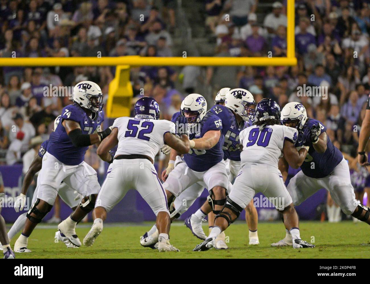 Fort Worth, Texas, Stati Uniti. 10th Set, 2022. TCU Horned Frogs Offensive Tackle Andrew Coker (74) e TCU Horned Frogs Offensive lineman Alan Ali (56) bloccare Tarleton state Texans linea difensiva Robert Rios (52) durante la 1st metà della partita di calcio NCAA tra i Tarleton state Texans e i TCU Horned Frogs allo stadio Amon G. carter A Fort Worth, Texas. Matthew Lynch/CSM/Alamy Live News Foto Stock