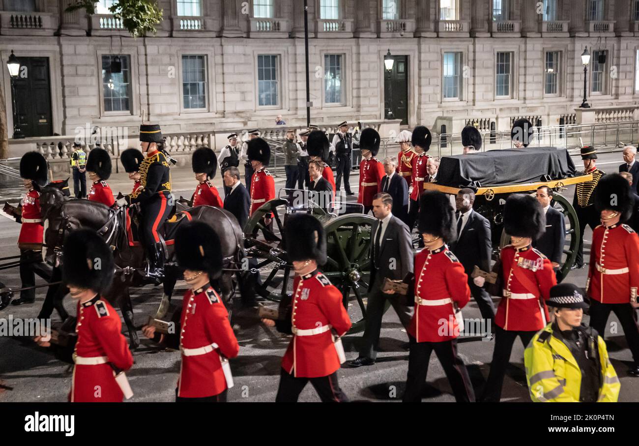 Una prova mattutina per la processione della bara della Regina Elisabetta da Buckingham Palace a Westminster Hall, Londra, dove si trova in stato fino al suo funerale di lunedì. Data immagine: Martedì 13 settembre 2022. Foto Stock