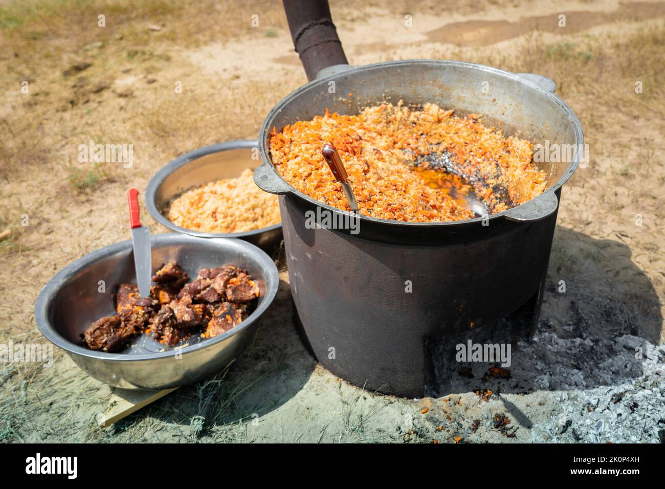 Cucina asiatica centrale, catering in forma di pilaf nella steppa Foto Stock