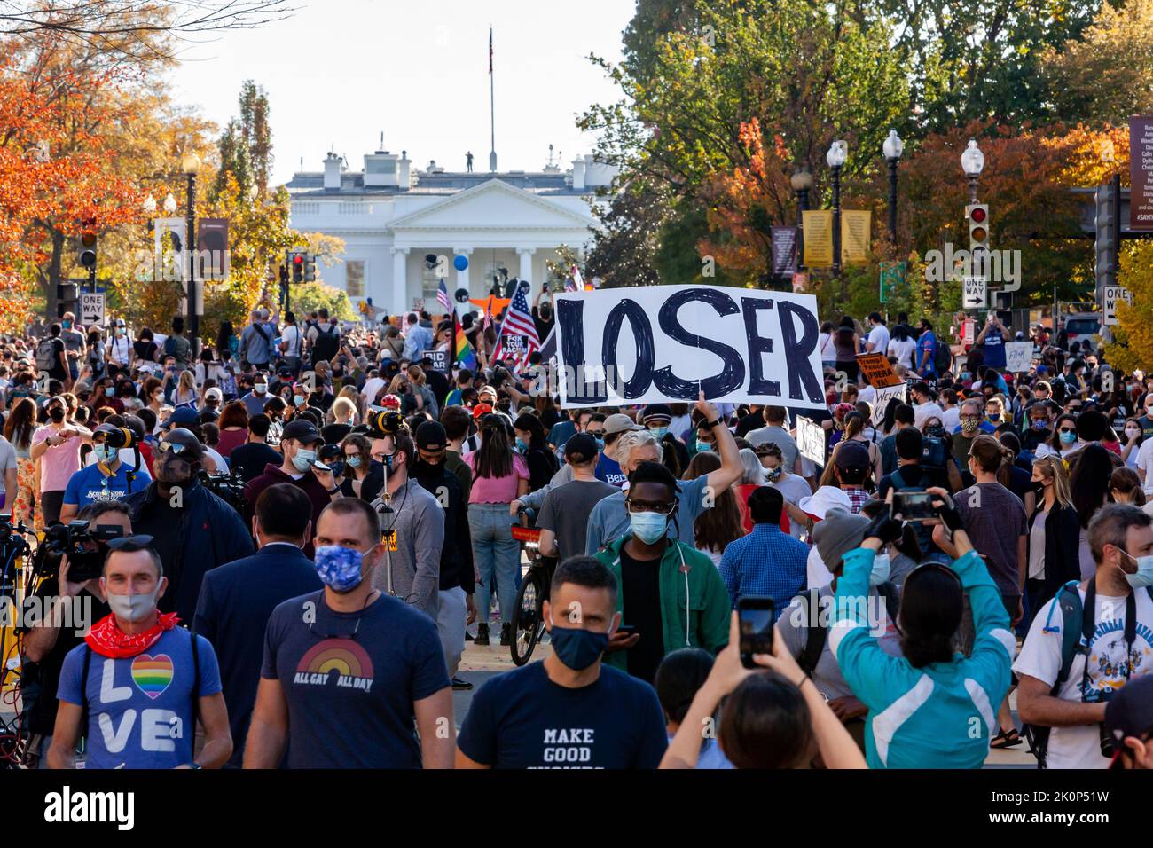 Una persona porta un segno 'perdente' - l'insulto che Trump teme di più - al Black Lives Matter Plaza durante una delle più grandi feste di strada nella storia di Washington, DC. Migliaia di sostenitori di Washingtoniani e Biden / Harris si sono recati alla Casa Bianca / Black Lives Matter Plaza e in altre località del centro per celebrare la vittoria di Biden su Trump nelle elezioni presidenziali del 2020 e l'elezione del primo vicepresidente femminile del paese. Foto Stock