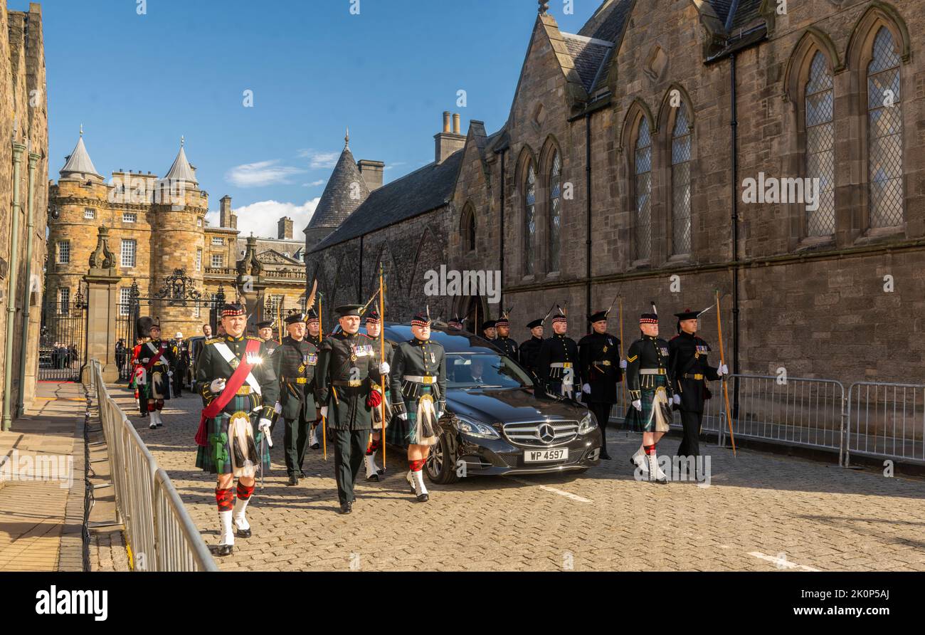 Abbey Strand, Palazzo di Holyroohhouse, Edimburgo, Regno Unito. 12th Set, 2022. UK News la processione delle bare della tarda regina Elisabetta II parte attraverso le porte del Palazzo di Holyroodhouse, ai piedi del Royal Mile di Edimburgo, Scozia. La processione sale fino al Royal Mile fino alla cattedrale di St Giles. Picture Credit: phil wilkinson/Alamy Live News Foto Stock