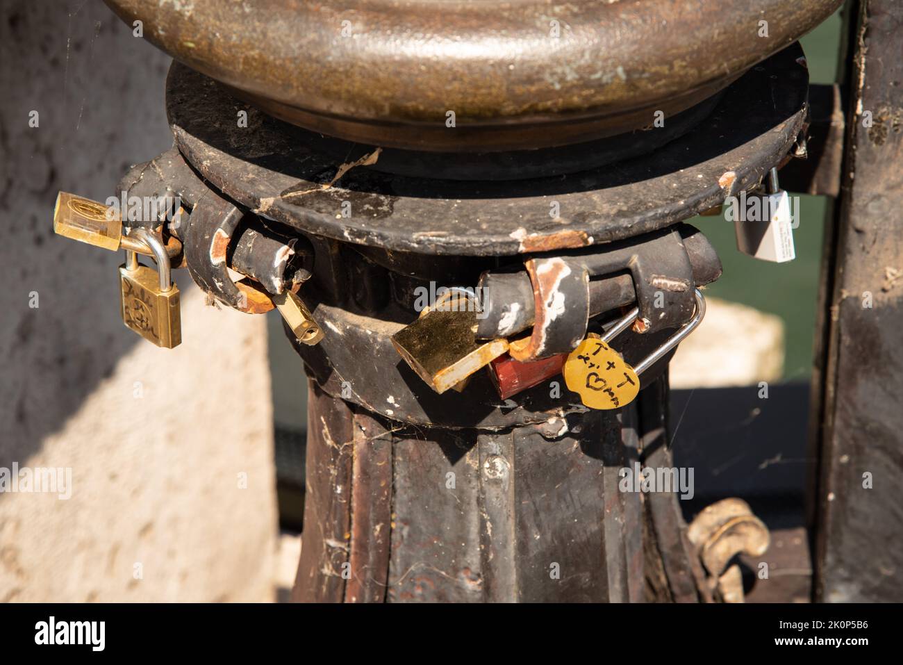 Parigi, Francia. Agosto 2022. L'amore si blocca sulla recinzione al Sacro cuore di Parigi. Foto di alta qualità Foto Stock
