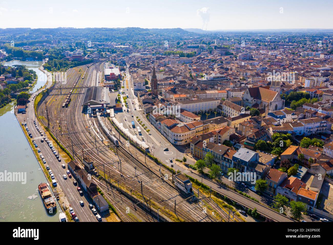 Paesaggio urbano di Agen con binari ferroviari Foto Stock